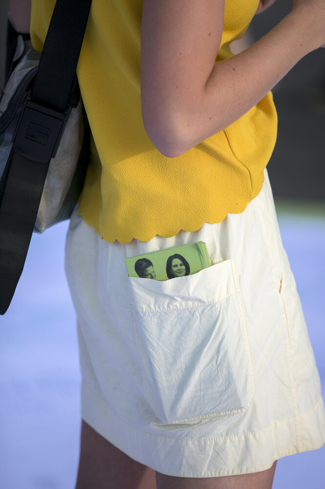 In der Tasche eines Frauenrocks steckt ein Flyer mit Porträts von Habeck und Baerbock