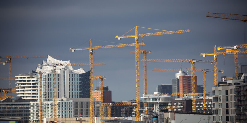 HafenCity mit vielen Kränen