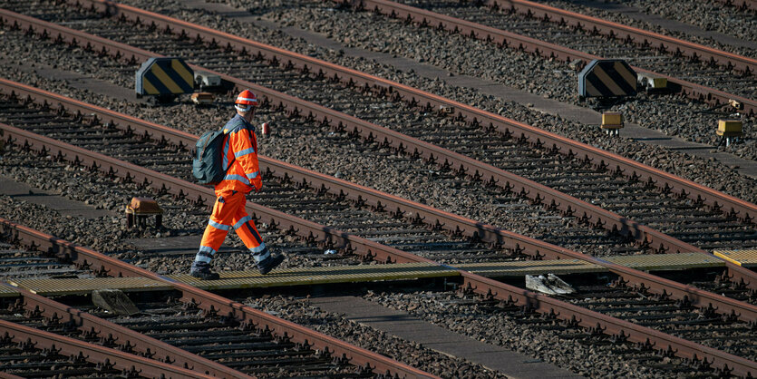 n: Ein Mann geht über die Schienen auf dem Maschen Rangierbahnhof.