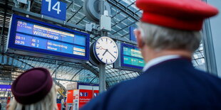 Bahn Angestellte am Bahnhof