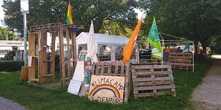 Ein Camp aus Paletten und einem Pavillon