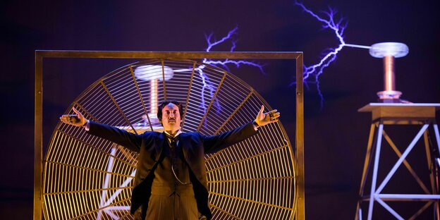 Ein Opernsänger steht vor elektrischen Blitzen