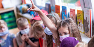 Kinder mit Maske in einer Berliner Schulklasse