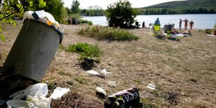 Müll an einem See