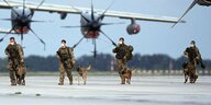 Bundeswehrsoldaten mit Hunden Am Flugplatz