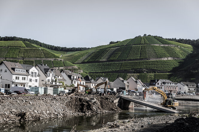 Viel Schutt und eine zerstörte Brücke nach der Flutkatastrophe