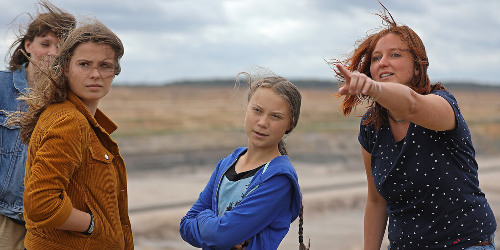 Luisa Neubauer, Greta Thunberg und Kathrin Henneberger (v. l.) im Tagebau Hambach