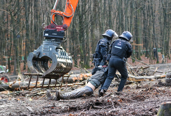 Polizisten­ räumen­ das­ letzte­ Baumhausdorf­­­ im Dannenröder Forst