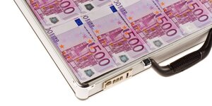 Ein Alukoffer gefüllt mit 500 Euro Scheinen