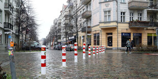 Poller quer über Straße in Berlin