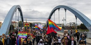 Pride Parade Frankfurt (Oder) auf der Brücke