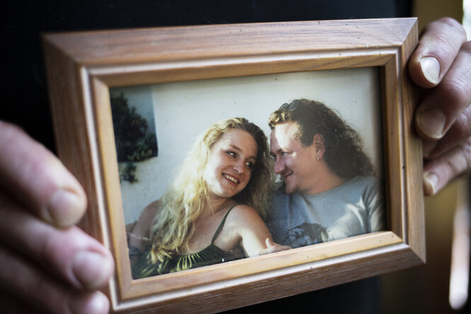 Ein Foto auf dem eine blonde Frau und ein junger langhaariger Mann abgebildet sind