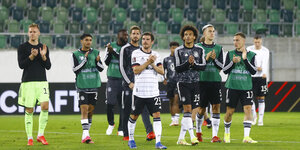 Die deutsche Fußballnationalmannschaft der Männer steht nach dem 2:0 gegen Liechtenstein auf dem Platz und applaudiert