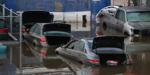 Autos stehen bis zum Fenster im Wasser