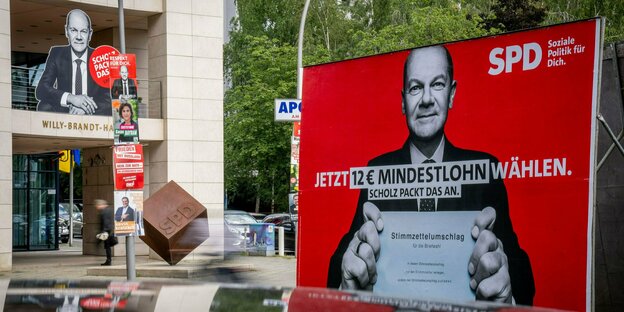 Berlin: Mit einem großflächigen Wahlplakat mit einem Foto von Olaf Scholz, SPD-Kanzlerkandidat und Bundesminister der Finanzen, wirbt die SPD vor ihrer Parteizentrale, dem Willy-Brandt-Haus, für «12 · Mindestlohn».
