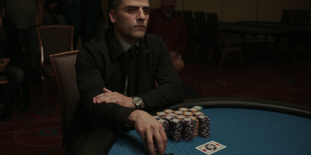 Schauspieler Oscar Isaac sitzt in Paul Schraders Film an einem Pokertisch
