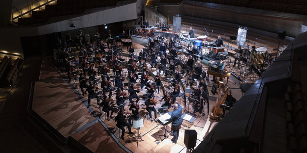 Das Ensemble Modern spielt in der Berliner Philharmonie