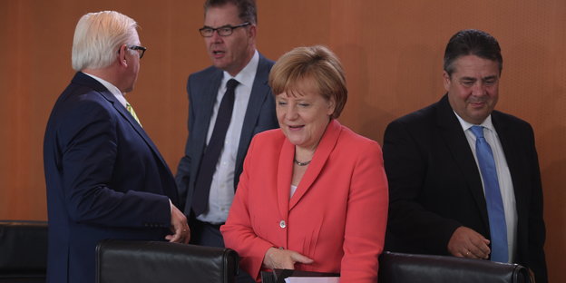 Sigmar Gabriel steht hinter Angela Merkel