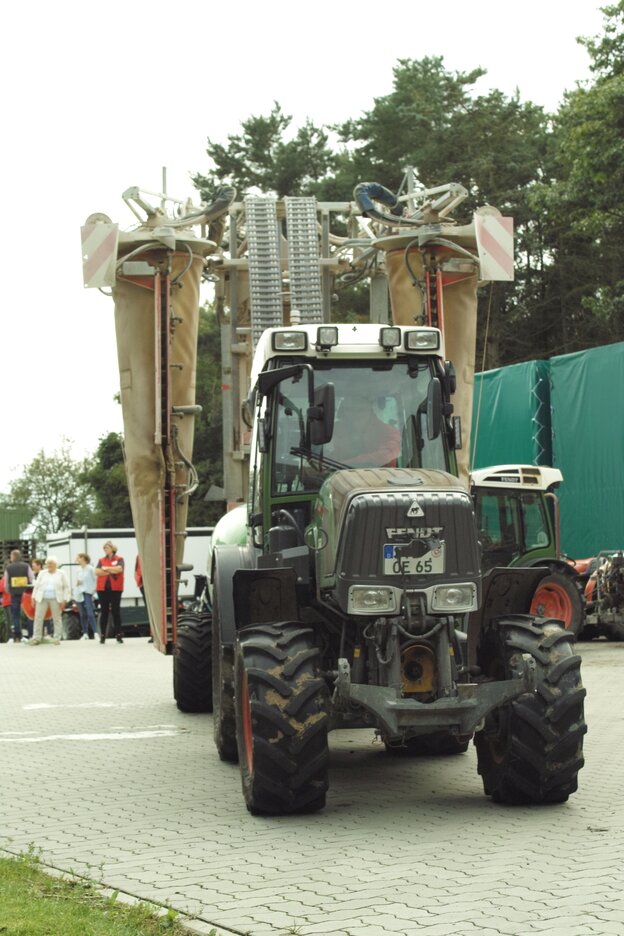 Traktor mit Spritzgerät