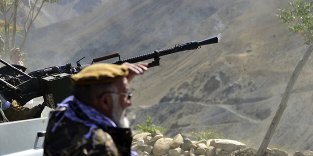 Widerstandskämpfer bei einer Trainingsübung in der afghanischen Provinz Pandschir