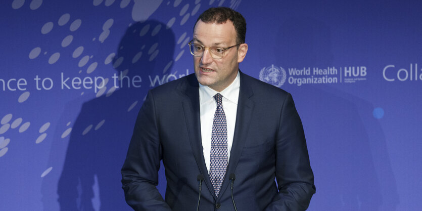 Jens Spahn am 1. September auf dem Podium beim „WHO Hub For Pandemic And Epidemic Intelligence“