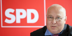 ndreas Schmidt, Vorsitzender der SPD Sachsen-Anhalt, vor einem roten SPD Hintergrund