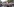 Menschen laufen mit Bannern auf einer Straße in Berlin