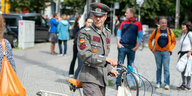 Demonstrant in Uniform mit DDR-Abzeichen beim Querdenken-Protest