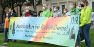 München: Demonstranten halten während der Protestaktion "Autobahn frei für IAA-Demo· vor dem Bayerischen Innenministerium ein Transparent mit der Aufschrift ·Autobahn frei für IAA-Demo!