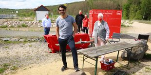 Harald Prause-Kosubek und andere an einem Wahlkampfstand