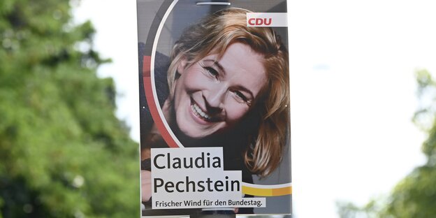 Ein CDU Wahlplakat am Laternenmast, das Claudia Pechstein zeigt