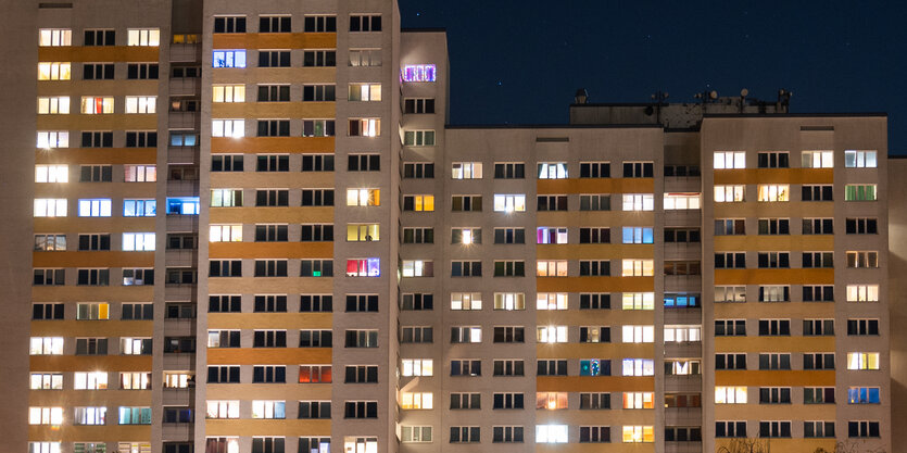 Beleuchtete Fenster in einem Wohnblock im dunkeln