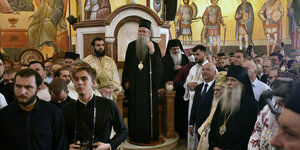 Serbisch-Orthodoxe in einer Kirche