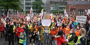Pflegekräfte und anderer Beschäftigter nehmen an einer streikbegleitenden Kundgebung teil - vor der Vivantes-Zentrale in Berlin