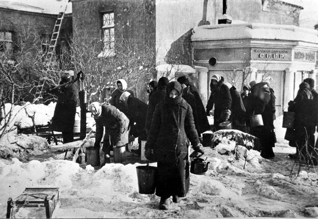 Frauen und Männer in Winterkleidung holen Wasser in eimern an einm Hydranten, die Erde ist vereinst und voller Schnee