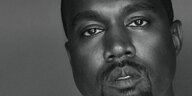 Kanye West mit weißem T-Shirt und Halskette