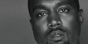 Kanye West mit weißem T-Shirt und Halskette