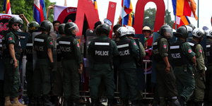 Polizisten drängen Demonstraten zurück