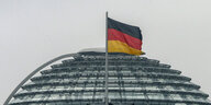 Glaskuppel des Reichstags mit deutscher Fahne