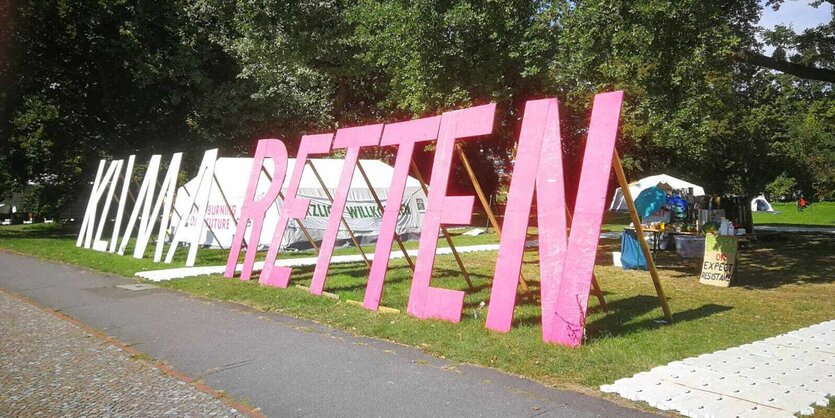 "Klima retten" steht in großen Lettern vor dem Klimaprotestcamp.