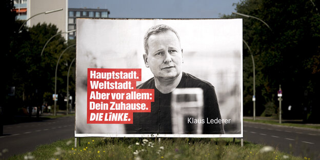 Wahlplakat der Linken mit dem Foto von Klaus Lederer und Slogan Hauptstadt Weltstadt aber vor allem dein Zuhause