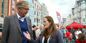 Die Spitzenkandidaten Dietmar Bartsch und Janine Wissler (beide Die Linke) stehen vor dem Start der Linken-Wahlkampfveranstaltungen auf dem Universitätsplatz.