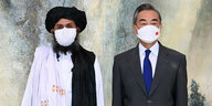 Wang Yi (r), Außenminister von China, und Mullah Abdul Ghani Baradar, afghanischer Führer der Taliban