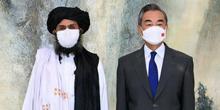 Wang Yi (r), Außenminister von China, und Mullah Abdul Ghani Baradar, afghanischer Führer der Taliban