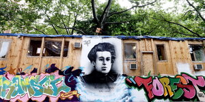 Ein Gemälde des Politikers und marxistischen Philosophen Antonio Gramsci beim Gramsci Monument, einer Kunstinstallation des Schweizer Künstlers Thomas Hirschhorn in New York 2013.