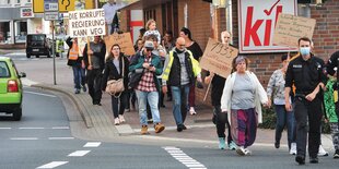 Menschen mit Schildern demonstrieren in Rotenburg an der Wümme.