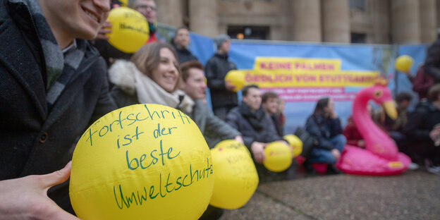 Auf einem gelben Plastikballon steht "Fortschritt ist der beste Umweltschutz" geschrieben
