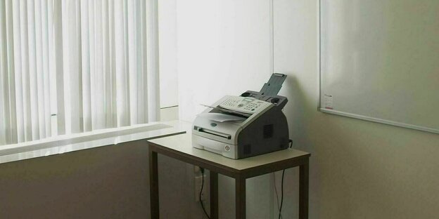 Faxgerät steht in einem tristen Büro