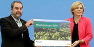 Julia Klöckner (CDU), Bundesministerin für Ernährung und Landwirtschaft und Andreas Bolte, Leiter des Instituts für Waldökosysteme am Thünen-Institut,
