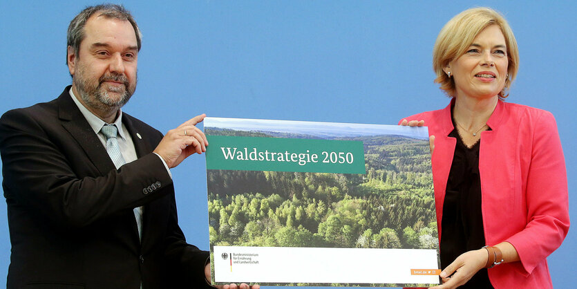 Julia Klöckner (CDU), Bundesministerin für Ernährung und Landwirtschaft und Andreas Bolte, Leiter des Instituts für Waldökosysteme am Thünen-Institut,